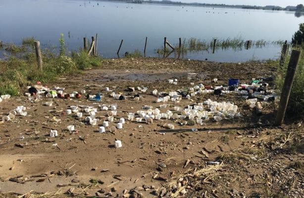 Zwerfvuil aan de Maas