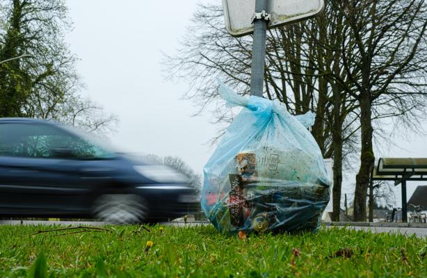 PMD-zak met opgehaald zwerfvuil