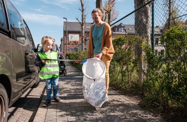 Een mama en zoontje gaan samen mooimaken