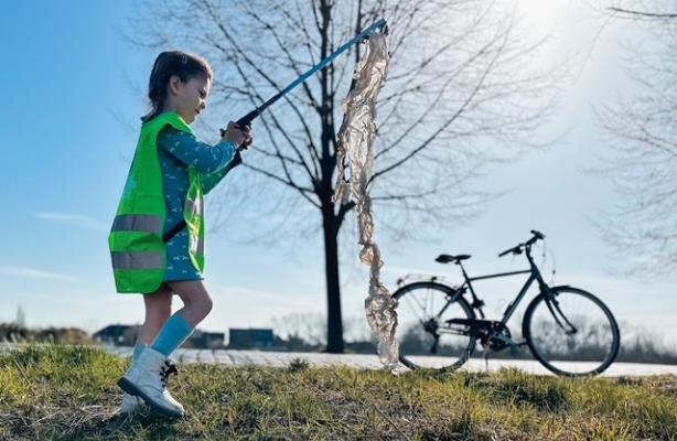 Sanne en haar gezin tijdens een opruimronde