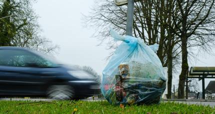 PMD-zak met opgehaald zwerfvuil